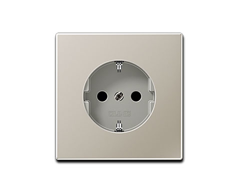 Jung Schuko Steckdose 1-fach, 70 x 70 mm, 16A 250V~, mit integriertem erhöhten Berührungsschutz / Metallausführung / Edelstahl