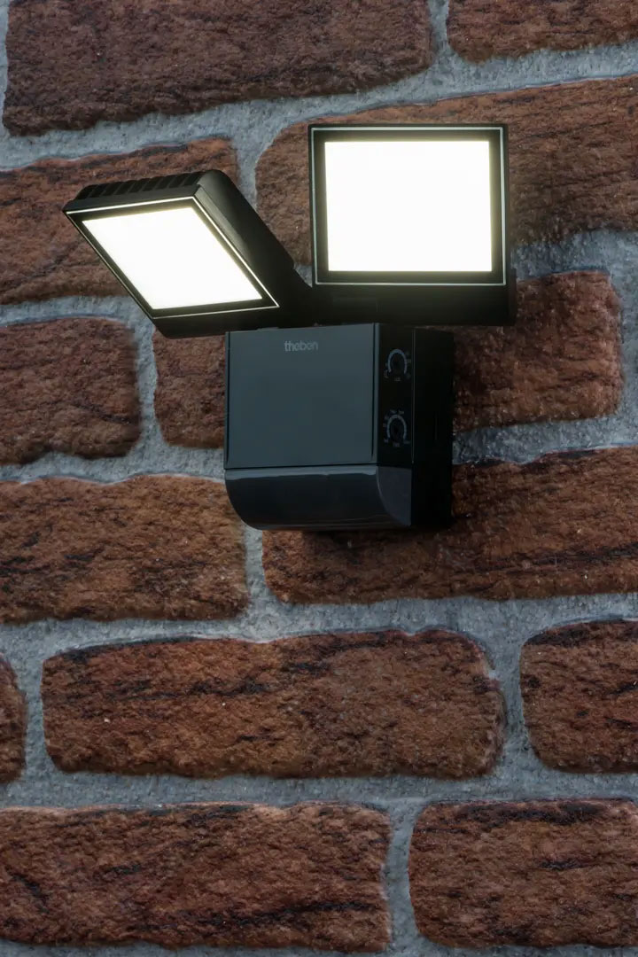 LED-Strahler theLeda schwarz S17W / IP55 / 2 x 900 lm / 17W / 4.000K / nw / mit Bewegungsmelder