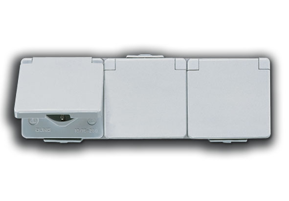 SCHUKO-Steckdose 3-fach / 16A / 250V / verdrahtet / für waagerechte Montage