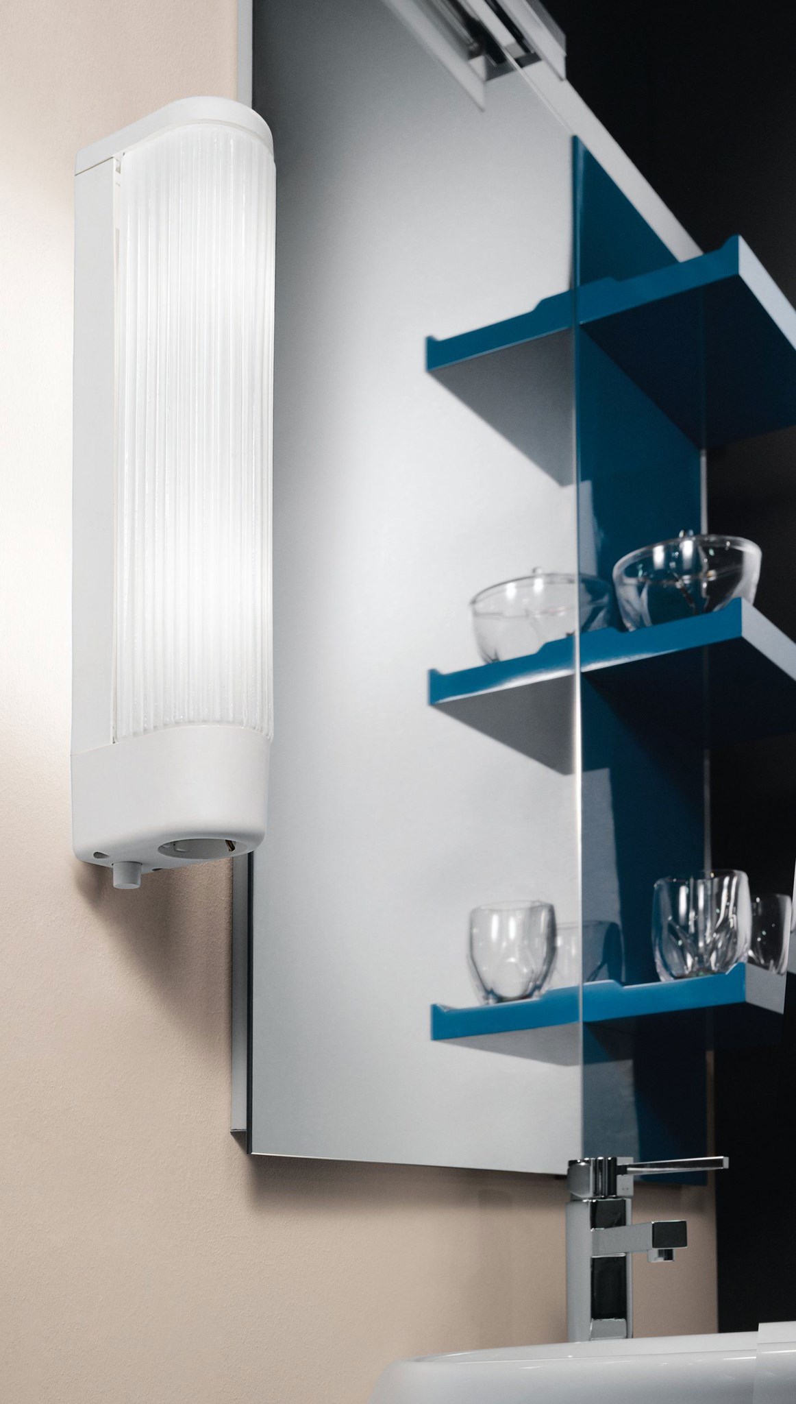 Wand Spiegelleuchte BARI 1 weiß mit Ein-/Aus-Druckknopf und integrierter Steckdose